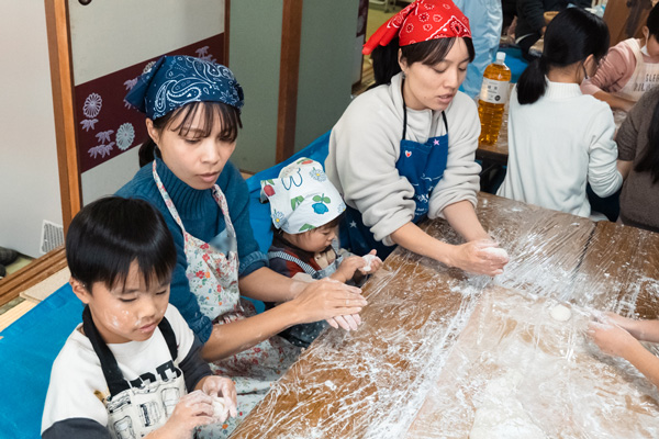 4人でお餅作る